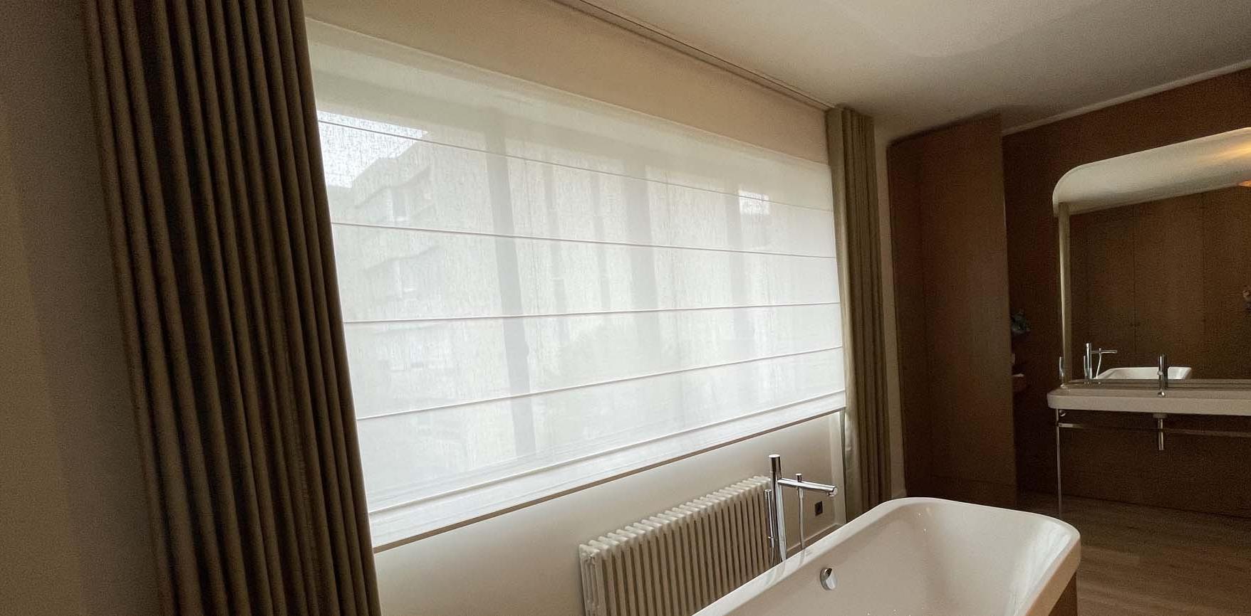 Very wide blind of more than 3 meters. The advantage : the ease of cord handling.