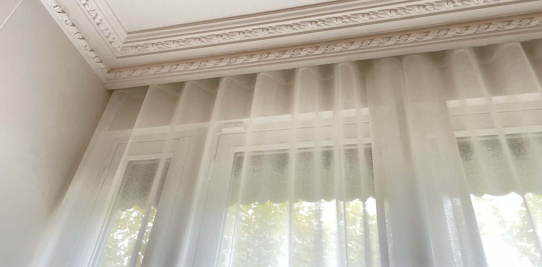 Wave curtain in moulded groove. The advantage: invisible rail.