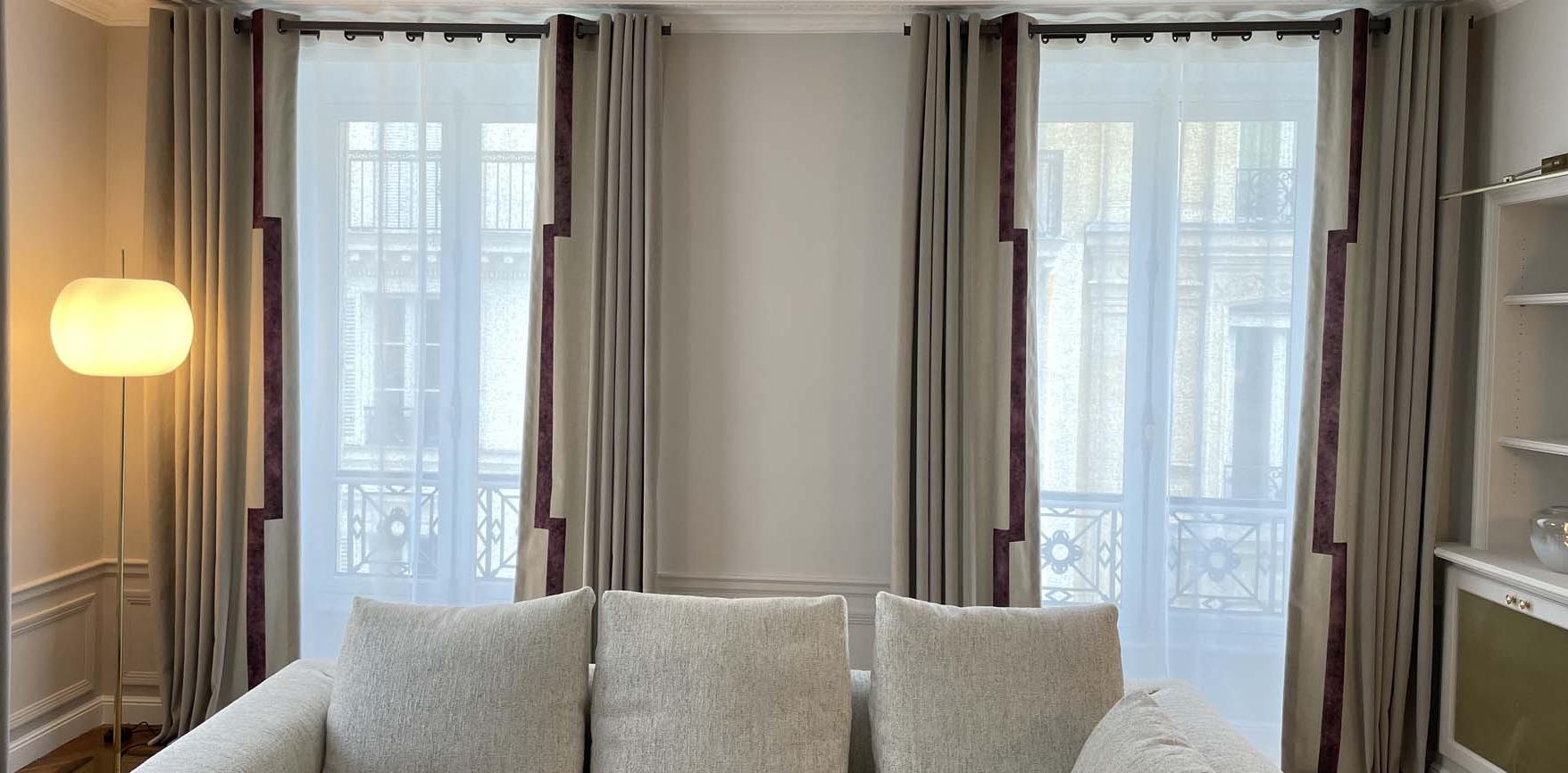 Dans ce bel appartement : rideaux en velours et voilages en lin sur tringles plates.